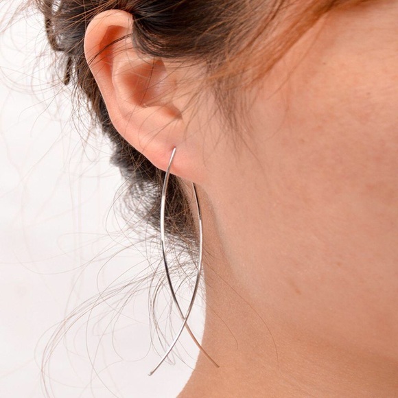 ✨SALE✨ Silver Simple Dangle Earrings! - Picture 1 of 3